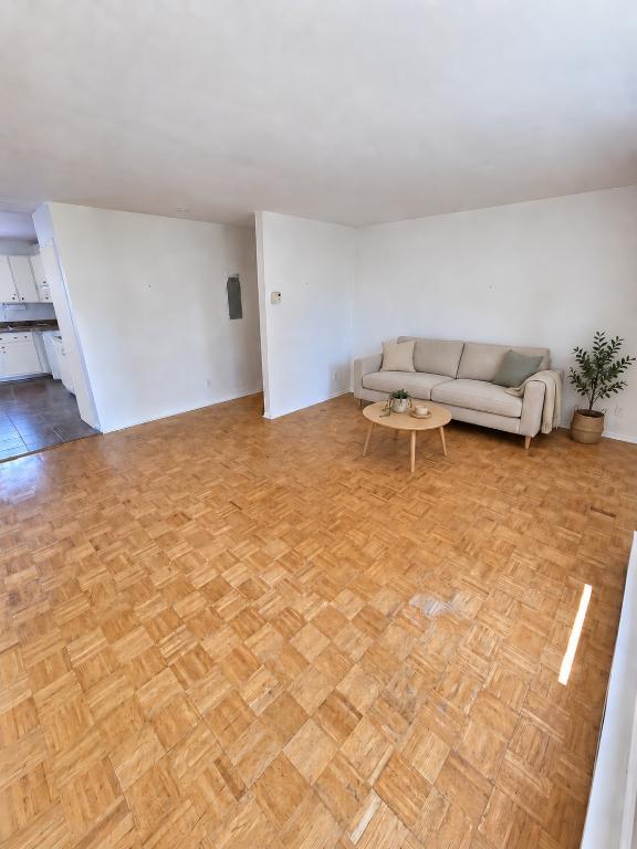 Description 🏡 **GRAND 5 ½ À LOUER – LIBRE IMMÉDIATEMENT!** 4