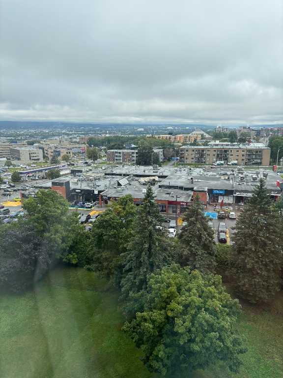 4½ - 1 MOIS GRATUIT - Vue 9e étage - Eau chaud + Stationnement + Piscine inc 3