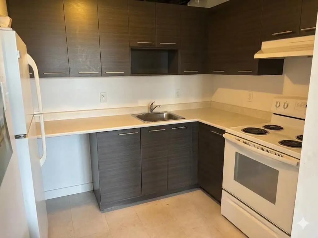 4½ - 1 MOIS GRATUIT - Vue 9e étage - Eau chaud + Stationnement + Piscine inc 4