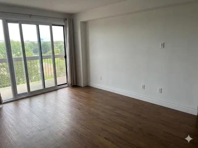 4½ - 1 MOIS GRATUIT - Vue 9e étage - Eau chaud + Stationnement + Piscine inc 5