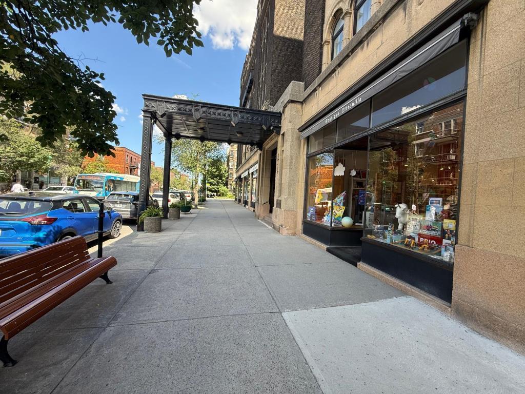 1126 Av. Bernard, Outremont, QC, Canada — photo 2