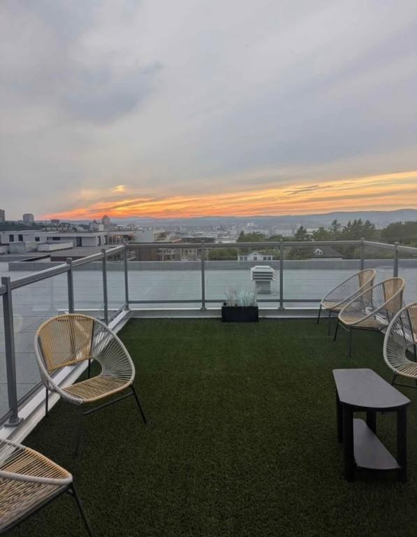 Libre Lévis centre ville, Penthouse 3 1/2 + bureau 2