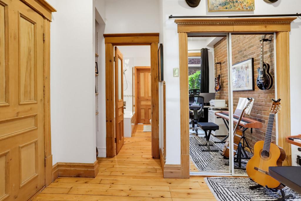 PLATEAU | APPARTEMENT SUR 2 ÉTAGES | 1500 PC | 3 CAC | 2 SDB | COUR | STATIONNEMENT 5