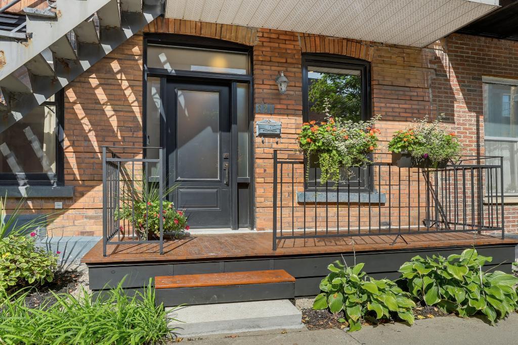 PLATEAU | APPARTEMENT SUR 2 ÉTAGES | 1500 PC | 3 CAC | 2 SDB | COUR | STATIONNEMENT 2
