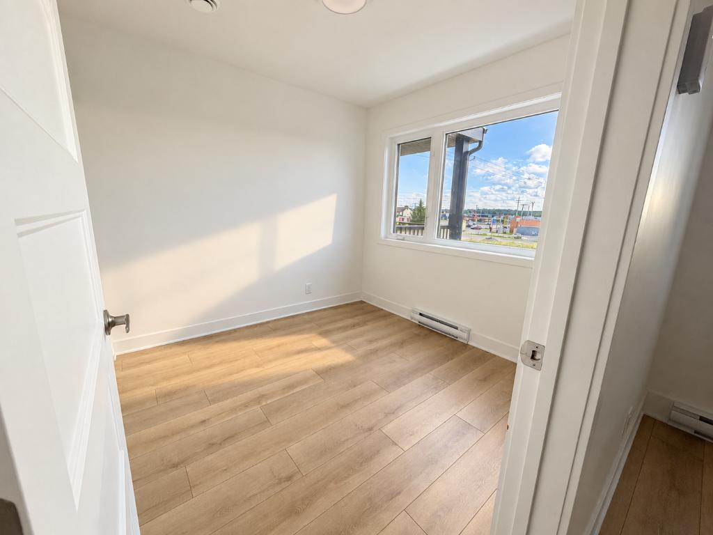 5 1/2 NEUF 2025 à Granby - 3 chambres, 3e étage, A/C, animaux acceptés, borne VÉ 4
