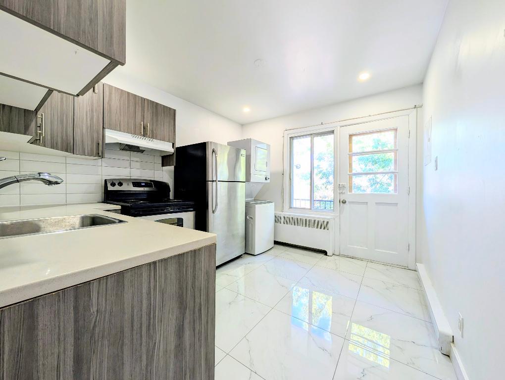 **Because You Deserve Renovated 4 1/2 TOP FLOOR, Ville Emard, Monk **