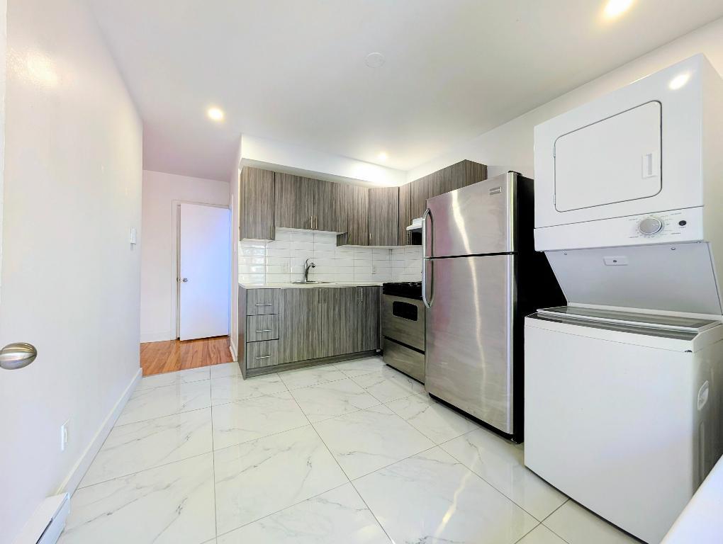 **Because You Deserve Renovated 4 1/2 TOP FLOOR, Ville Emard, Monk ** 3
