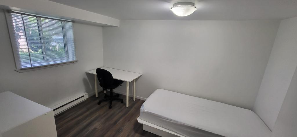 A quelques minutes à pied Cégep Ste-Foy et St.Lawrence pour étudiant(e) non fumeur(euse), aucun animal permis, dans appartement au rc en colocation