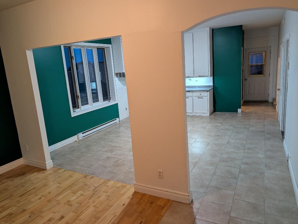 GRAND 6-1/2 A LOUER TRÈS PROPRE, RENOVÉ, SPACIEUX ET LUMINEUX  A SHAWINIGAN DISPONIBLE DÈS MAINTENANT CONTACTEZ NOUS 514-377-7407 4