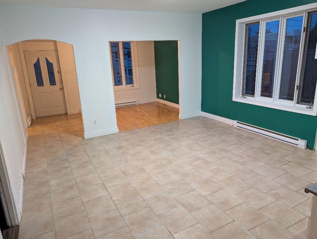 GRAND 6-1/2 A LOUER TRÈS PROPRE, RENOVÉ, SPACIEUX ET LUMINEUX  A SHAWINIGAN DISPONIBLE DÈS MAINTENANT CONTACTEZ NOUS 514-377-7407 2