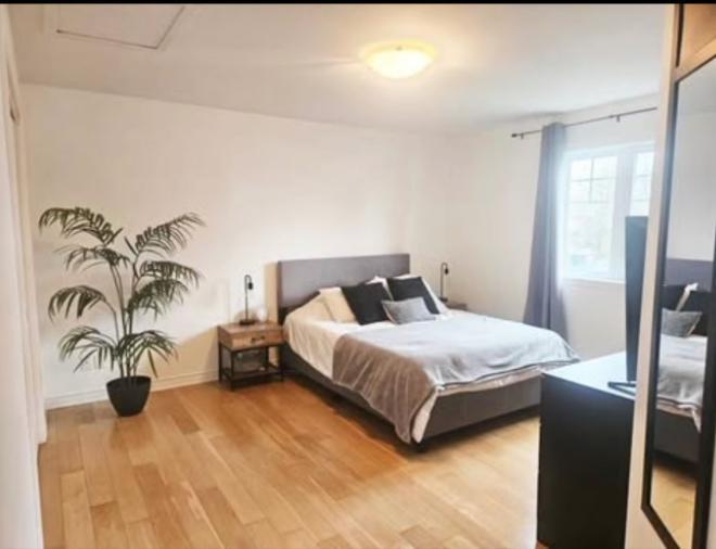 Condo à louer 4 ½ à Bois des Fillion, bel espace lumineux, 1 très grande chambre et une plus petite (idéal pour un bureau), entrée laveuse/sécheuse 3