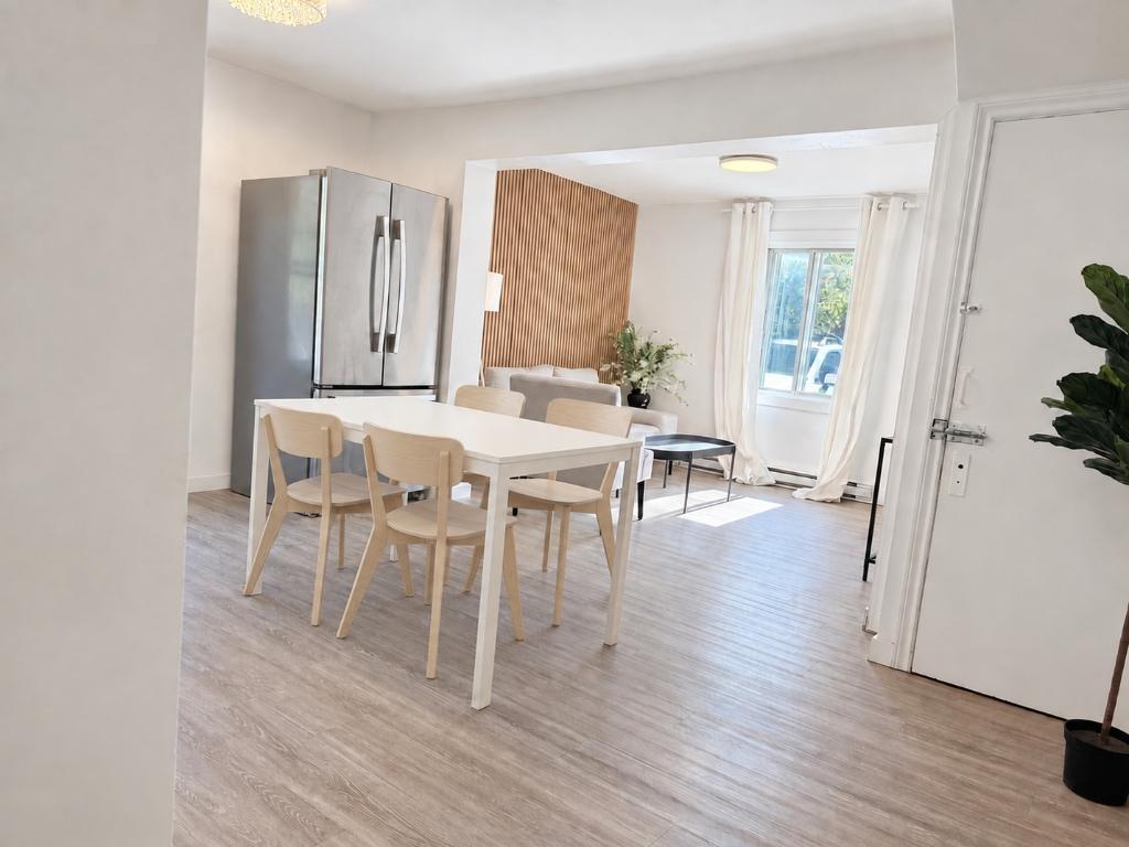 4 1/2 Vieux-Longueuil, rez-de-chaussée, stationnement, meubles en option, animaux acceptés 2