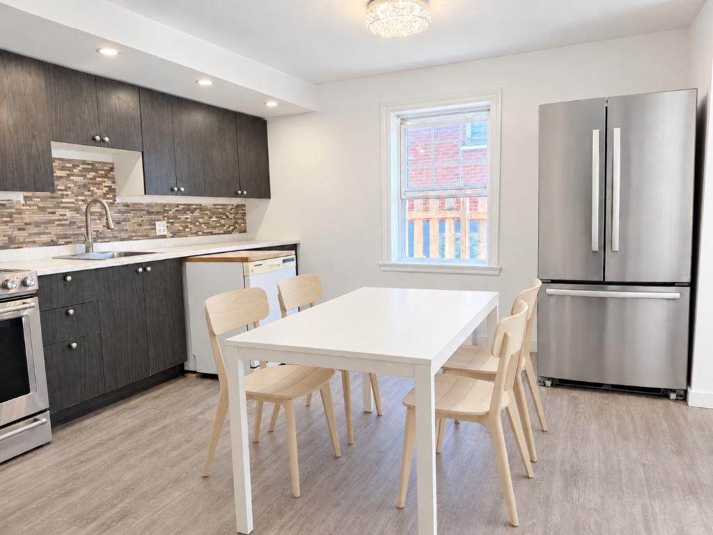 4 1/2 Vieux-Longueuil, rez-de-chaussée, stationnement, meubles en option, animaux acceptés 3