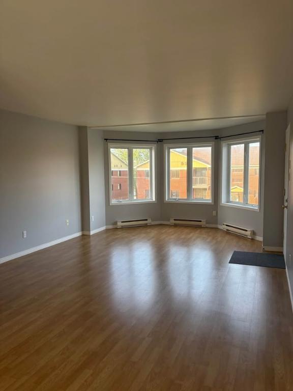 Grand logement 4 ½ - 2 chambres et 1 salle de bain 3