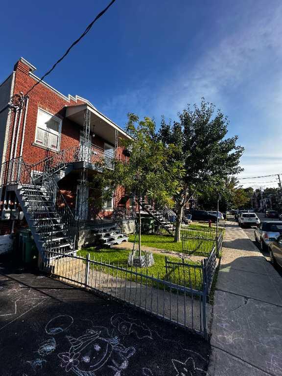 Haut de Duplex Montreal 5 1/2 meublé et rénové 1890$ 2