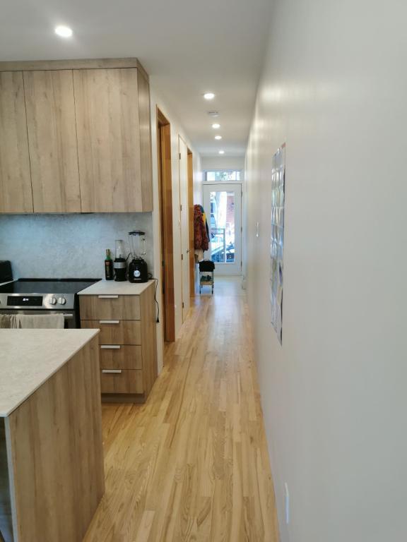 Cozy 3½ situé au cœur du Village Masson, dans le secteur Rosemont–La Petite-Patrie, disponible pour cession de bail à compter du 1er janvier 2027. 5