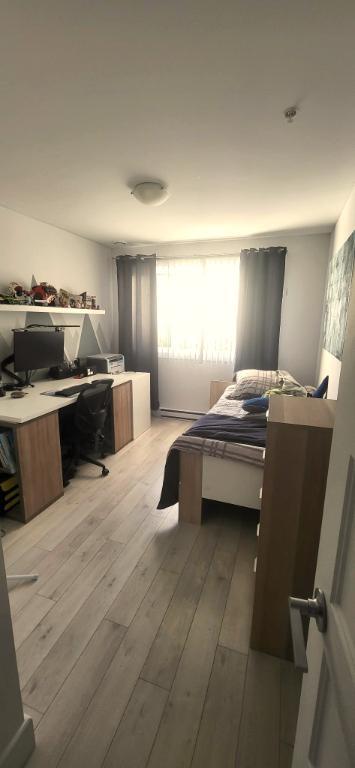 RARE – Grand 4 1/2 au R-C avec 2 stationnements (Prix imbattable) 4