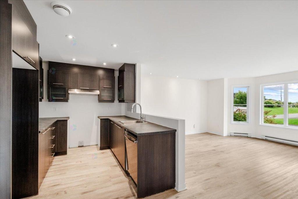Condo 4 ½ à louer, avec 2 stationnements intérieurs chauffés, près des commerces et du grand parc urbain de Brossard 3