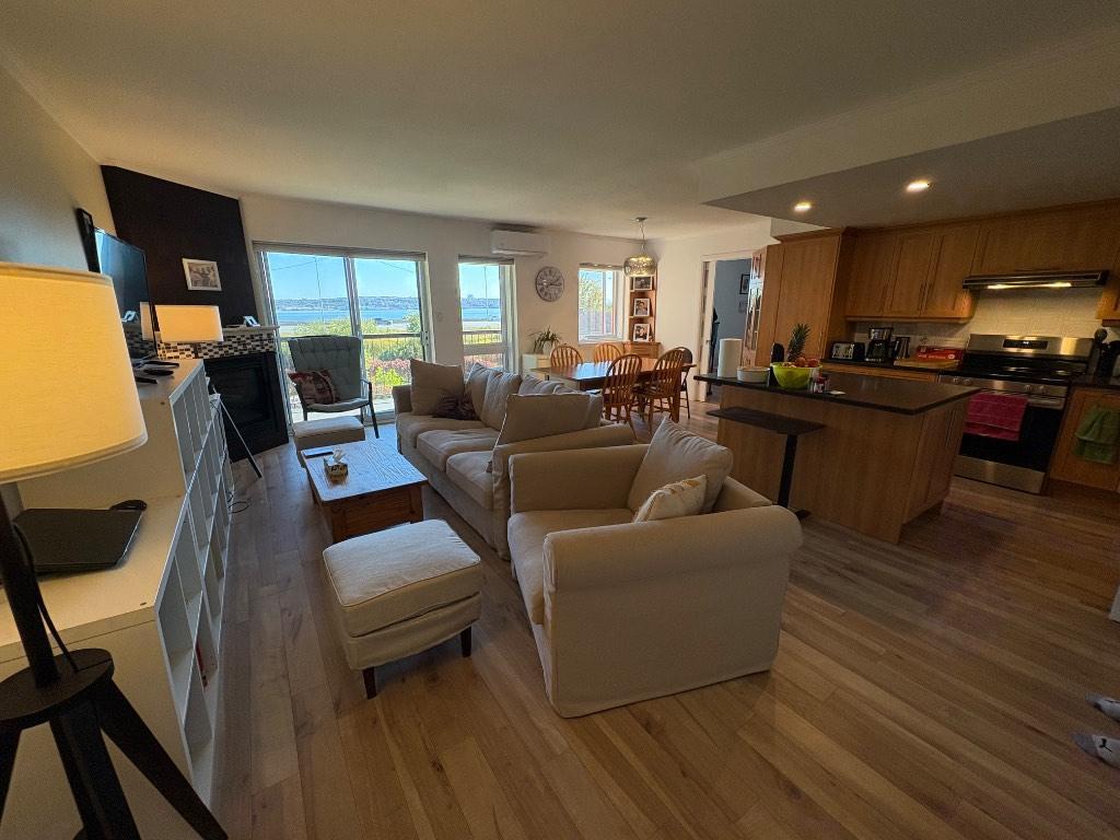 Superbe condo 3 chambres avec vue et garage 2