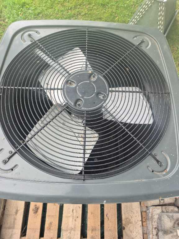 Thermopompe Amama avec serpentin et support mural extérieur. Installée en 2024. Excellente condition — photo 3