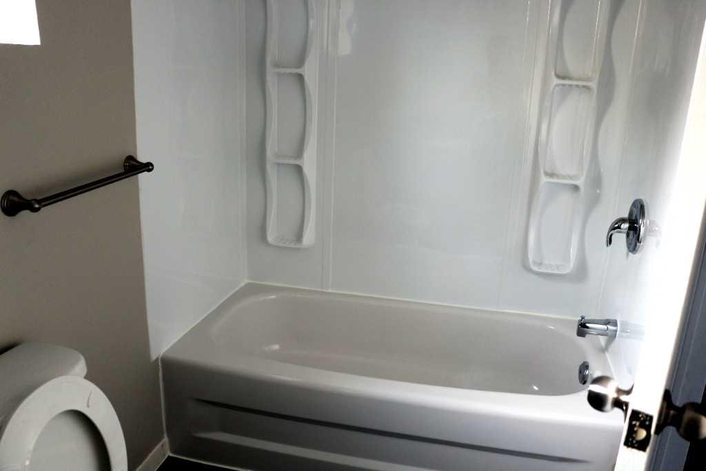 Bright, Renovated Gatineau Studio–Parking Included Ava. Immediately 5