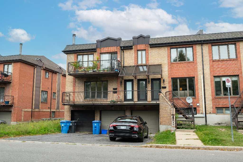 Condo sur 2 niveaux- accès direct, entièrement rénové en 2025 dans le secteur M de Brossard — 3 chambres, 2 salles de bain complètes, garage et stat.! 1