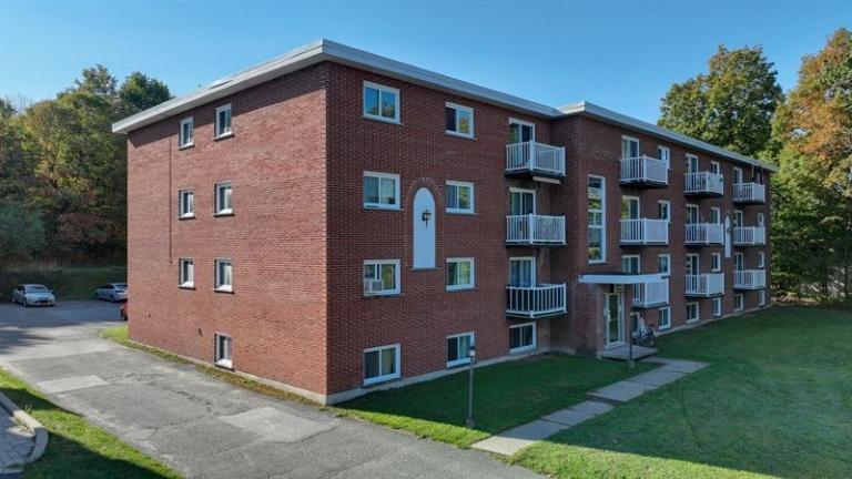 3 CH - 1 SDB - Granby - $1,450 /mo 2