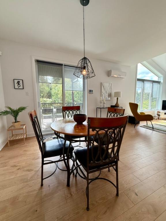 CONDO CHALEUREUX ET LUMINEUX 2 CHAMBRES À LOUER — MONT-TREMBLANT | 1 900 $/MOIS