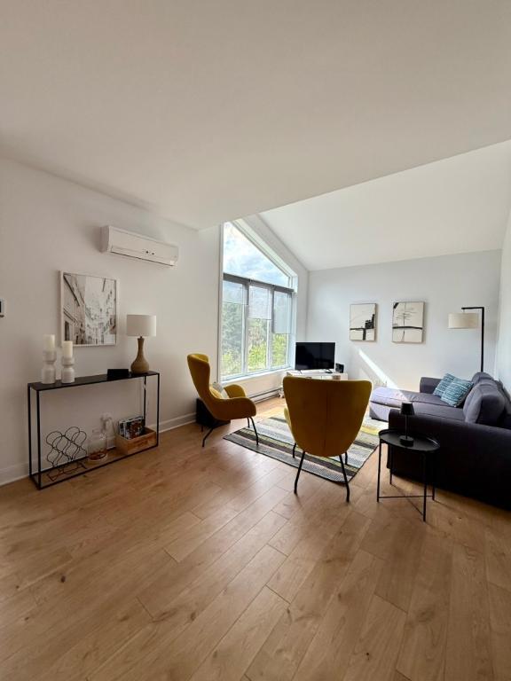 CONDO CHALEUREUX ET LUMINEUX 2 CHAMBRES À LOUER — MONT-TREMBLANT | 1 900 $/MOIS 2