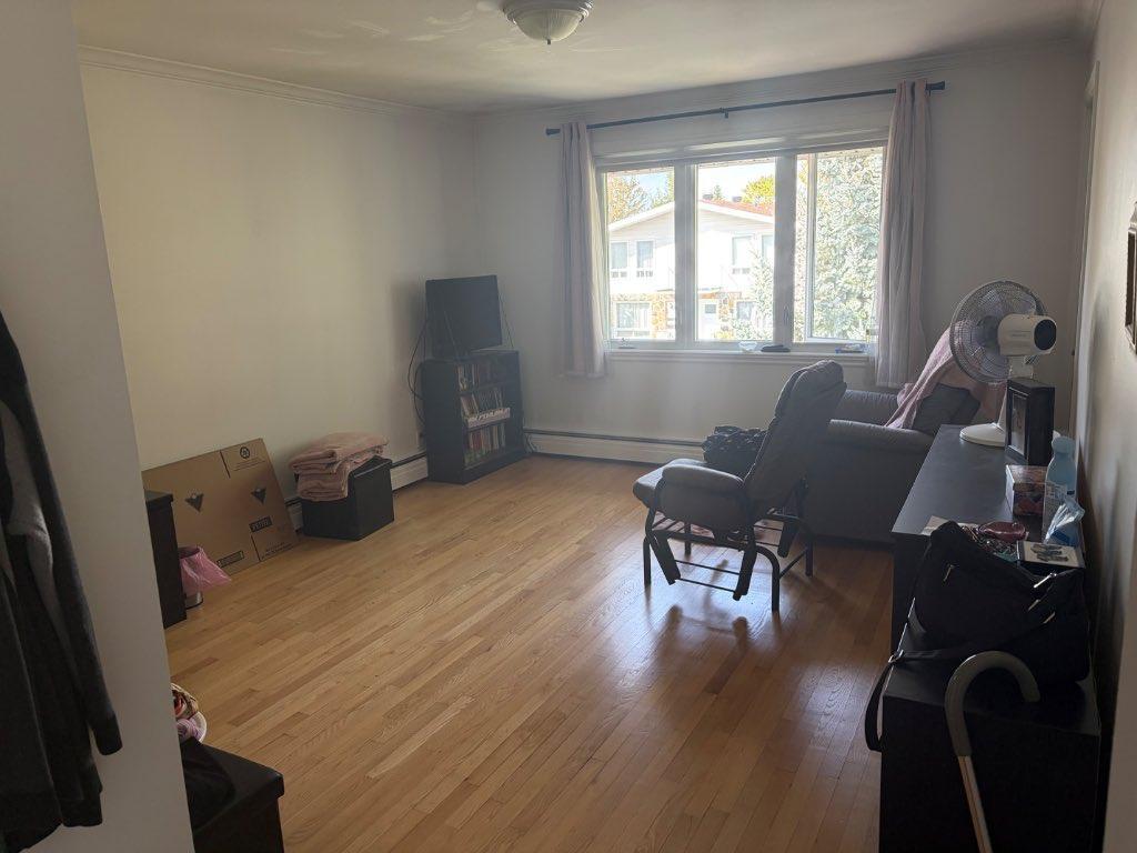 5 pièces Situé haut triplex Près de toutes commodités. 2