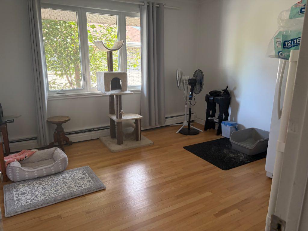 5 pièces Situé haut triplex Près de toutes commodités. 3