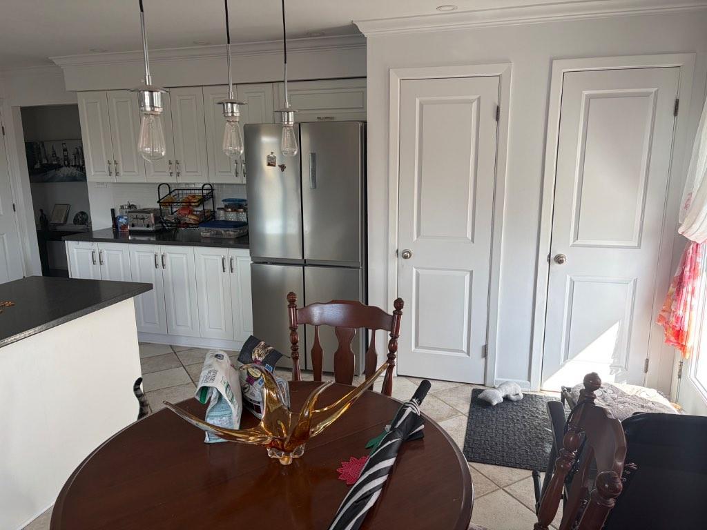 5 pièces Situé haut triplex Près de toutes commodités. 5