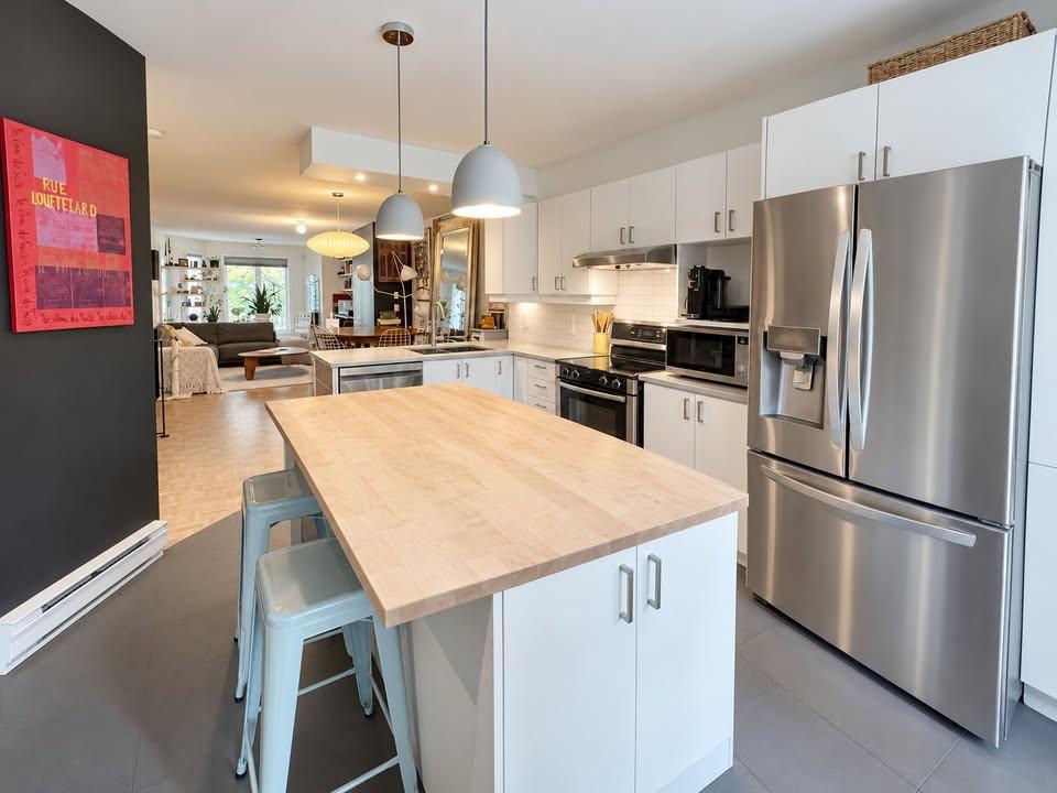 Emplacement de rêve | Grand condo 3 CAC à 2 étages | Cour privée | Métro & Wellington 2