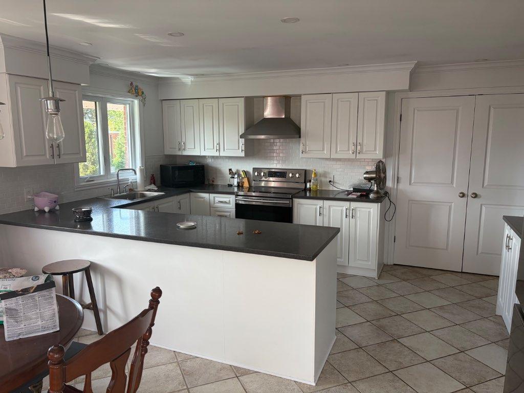 Beau grand 5 pièces Haut triplex. Situé près de toutes commodités 5