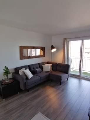 4 1/2 ** 1er ÉTAGE** + BEAU SECTEUR ET CALME + RÉNOVER ET MODERNE +A PIED MÉTRO MONTMORENCY+ À VISITER + 2