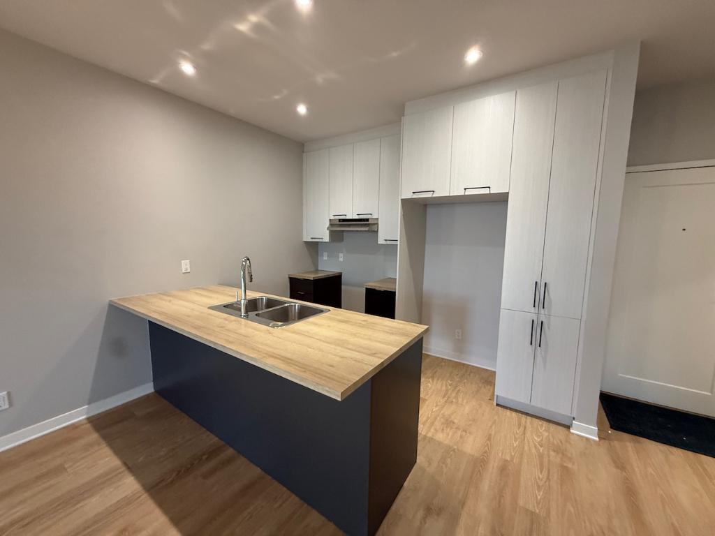 Logement à louer disponible, retraité autonome. 4