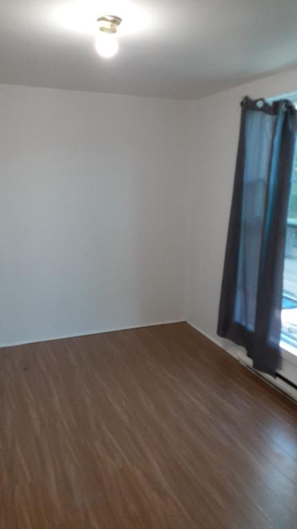 chambre privé a louer dans un 5 et demi  (tout inclu) 2