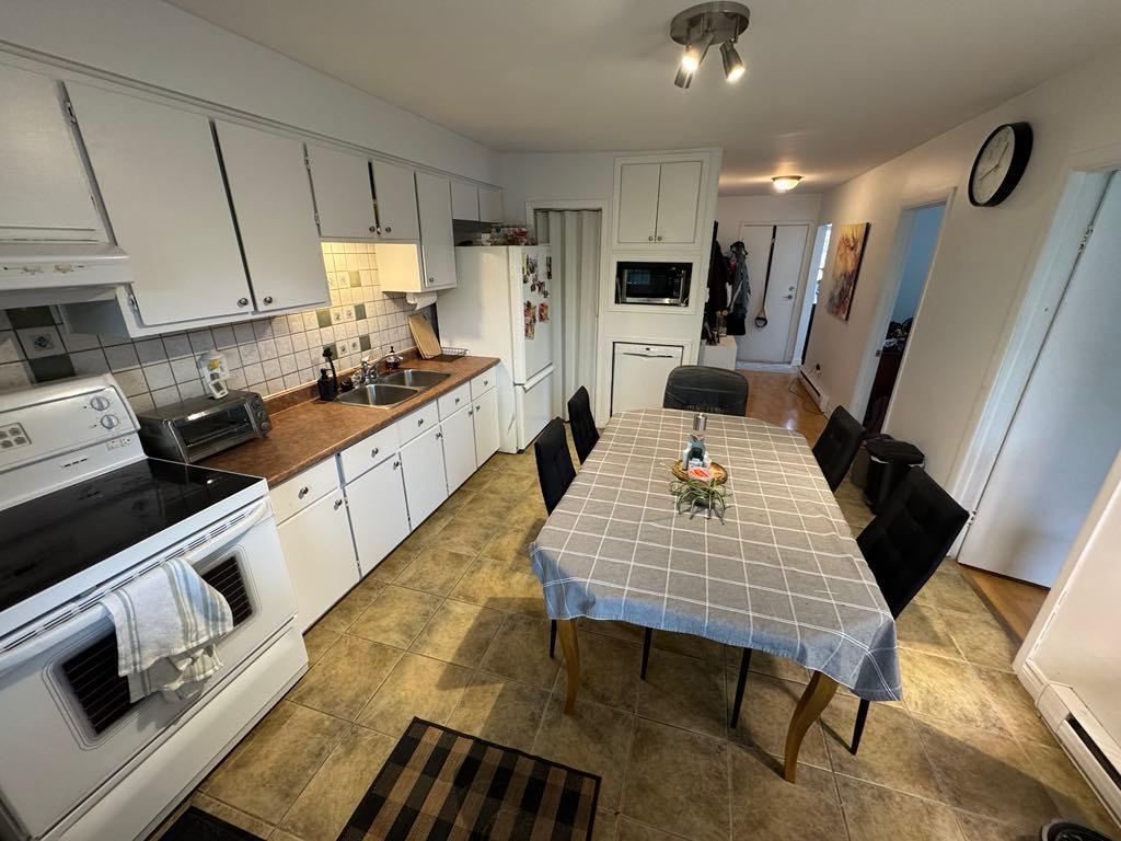 Beau grand logement (4 1/2) avec cour arrière privée, Longueuil, libre le 1er novembre 2