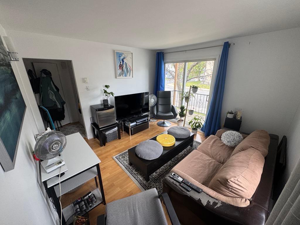 Beau grand logement (4 1/2) avec cour arrière privée, Longueuil, libre le 1er novembre 5