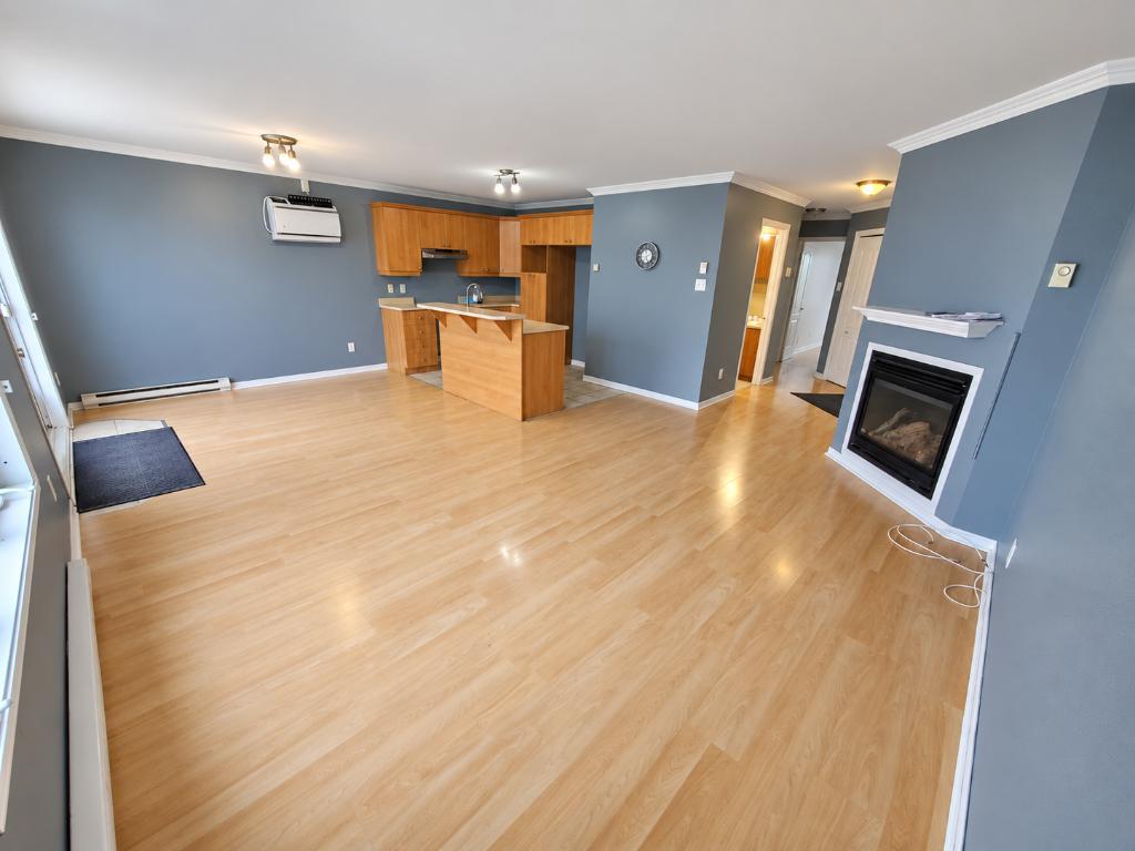 4½ À LOUER | 2 CHAMBRES | AIR CLIMATISÉ & THERMOPOMPE | TERRASSE 98pi² | 2 STATIONNEMENTS 4