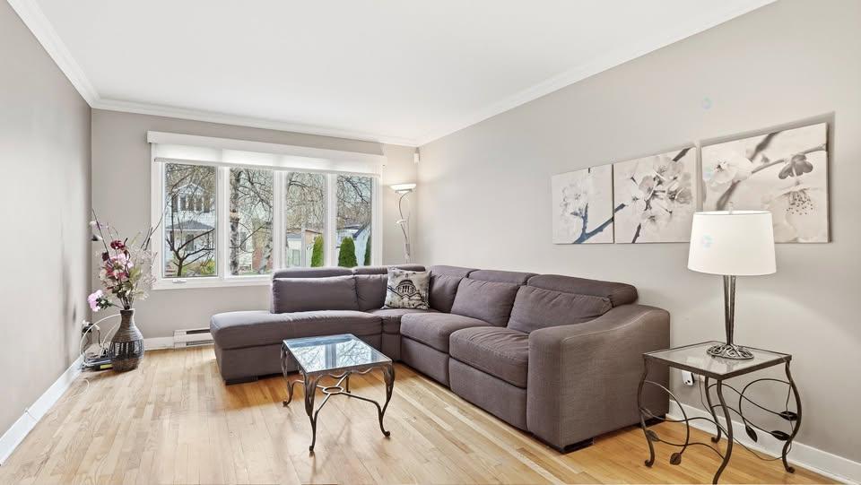 Grand 5 ½ de 1 200 pi² | 3 chambres | Semi-meublé | Stationnement