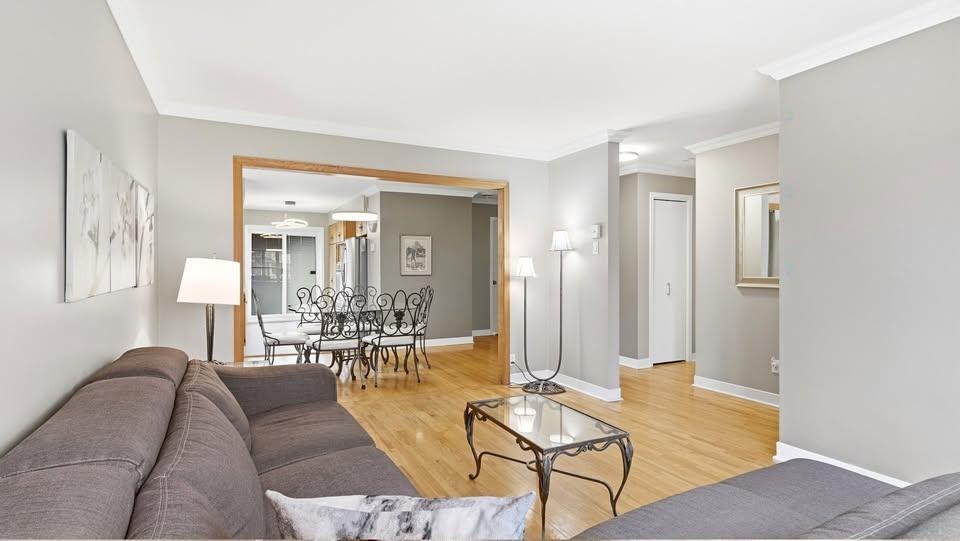 Grand 5 ½ de 1 200 pi² | 3 chambres | Semi-meublé | Stationnement 5
