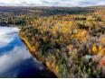 Lac Coulombe, Saints-Martyrs-Canadiens. Superbe domaine de 181 683 pi.ca. au bord de l’eau comprenant chalet, atelier, camp.