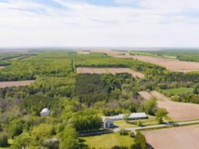 St-Jude : Domaine 201 acres, 45 min de Montréal, résidence haut de gamme, écurie, manège, garage, 30 acres en culture 