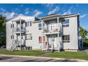 Très grand et ensoleillé 2 chambres dans un immeuble tranquille sur une rue tranquille près de tous les services, idéal pour pour couple