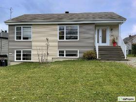 Beau et grand  4 1/2 style maison au 540 rue Colbert Sherbrooke disponible au 1 et juillet