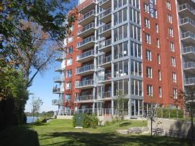 Magnifique condo bord de l'eau  avec stationnement intérieur 