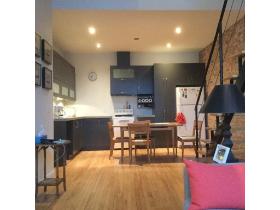Appartement meublé, de type loft, 1 chambre à coucher, 2 salles de bain