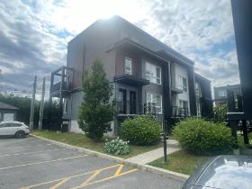 Superbe 5 1/2 style Condo ! Sur 2 Étages - Cour Privé - A/C- Libre 1 Aout 2025 !! Rare sur Marche