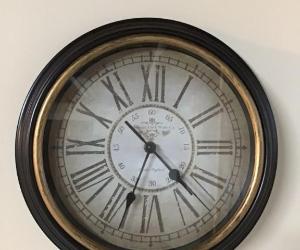 Horloge for Sale avec l'œuvre « Édredon de grand-mère Vintage